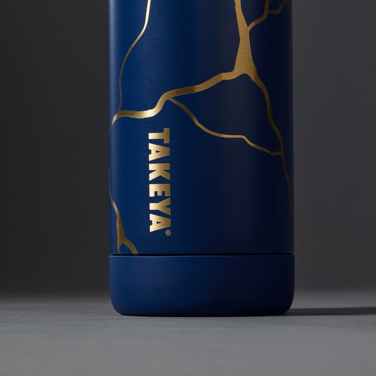kintsugi-water-bottle-with-spout-lid-i4 51390-TK_HO25_Kintsugi_Takeya9241_Crop.png
