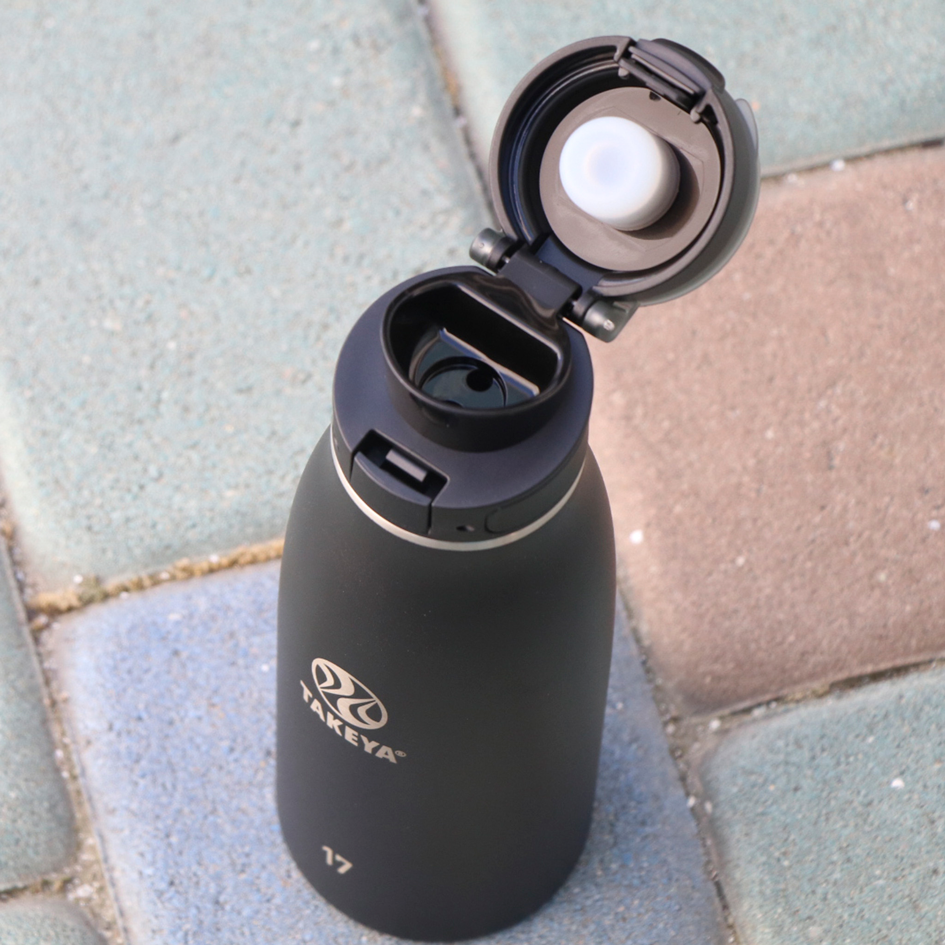 traveler-fliplocktm-lid-p2 96076-R-TravelerLid-Lifestyle-Onyx.png